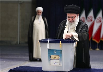 امام خامنه‌ای رأی خود را به صندوق انداختند