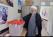 نماینده ولی‌فقیه در کردستان رأی خود را به صندوق انداخت+عکس