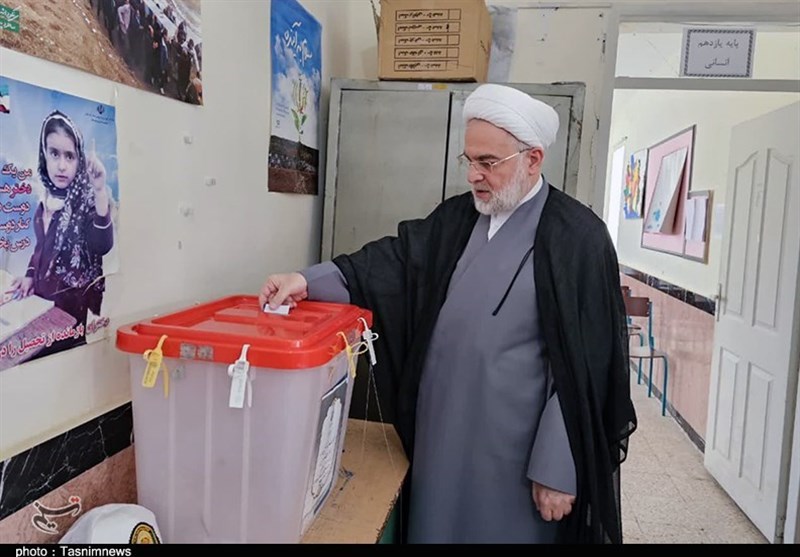 نماینده ولی‌فقیه در کردستان رأی خود را به صندوق انداخت+عکس