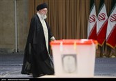 الإمام الخامنئي يدلي بصوته في الجولة الثانية من الانتخابات الرئاسية