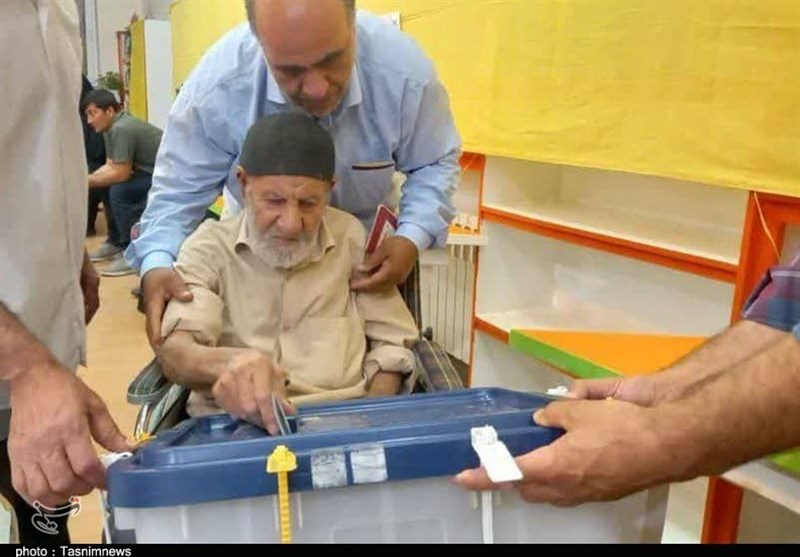 حضور پیرمرد 106 ساله کردستانی در پای صندوق رأی