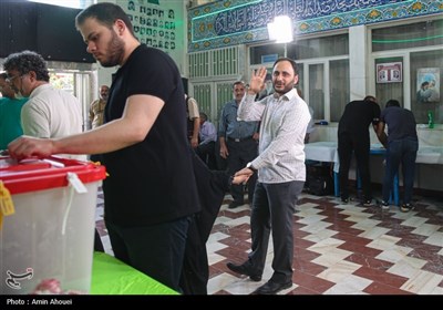 علی بهادری جهرمی سخنگوی دولت در شعبه اخذ رای مسجد النبی