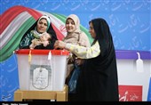 شور و شوق رأی‌اولی‌های استان مرکزی در اولین انتخاب + فیلم