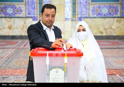 حضور عروس و داماد یزدی در انتخابات