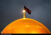 برافراشته شدن پرچم عزای سیدالشهدا(ع) بر گنبد حضرت معصومه(س)