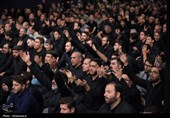 مراسم عزاداری شب تاسوعای حسینی (ع)در حسینیه‌ی امام خمینی(ره)