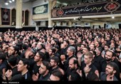مراسم عزاداری شب تاسوعای حسینی (ع)در حسینیه‌ی امام خمینی(ره)