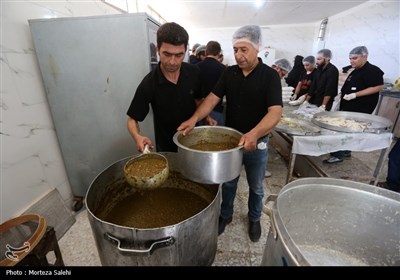 آیین سنتی توزیع نذری در روستای باغملک اصفهان