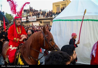 آیین نخل برداری عصر عاشورا در حسینیه شاه ولی شهرستان تفت - یزد