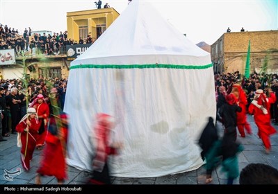 آیین نخل برداری عصر عاشورا در حسینیه شاه ولی شهرستان تفت - یزد