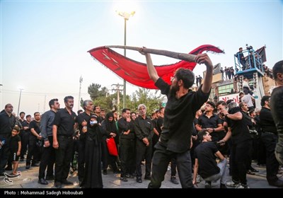 آیین نخل برداری عصر عاشورا در حسینیه شاه ولی شهرستان تفت - یزد