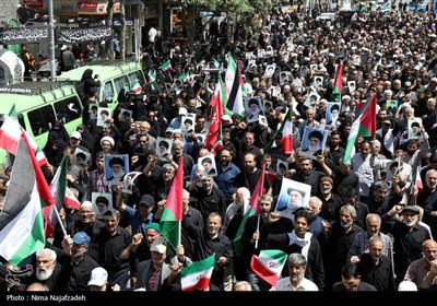 Cuma namazı sonrası İran halkı İsail cinayetlerini protesto etti