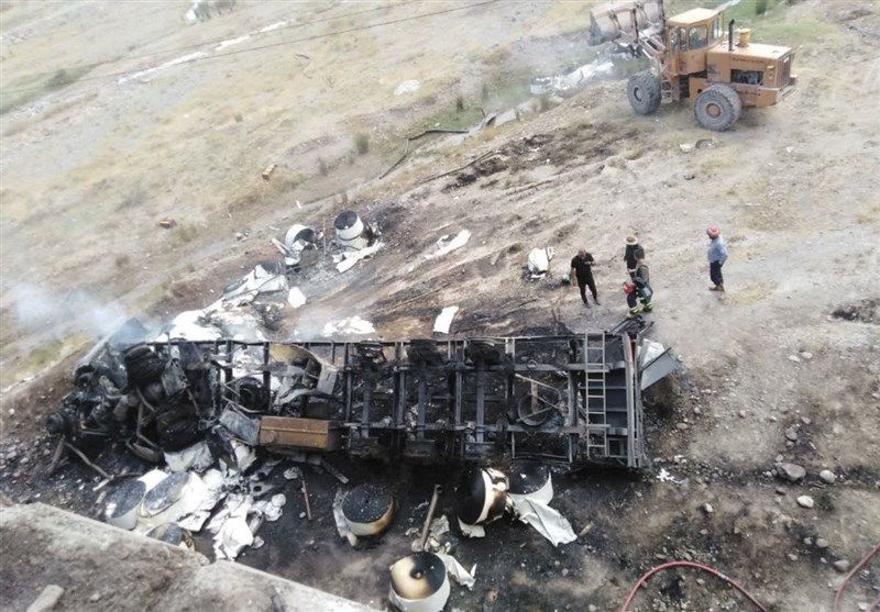 واژگونی و آتش‌سوزی تریلر در تبریز جان راننده را گرفت