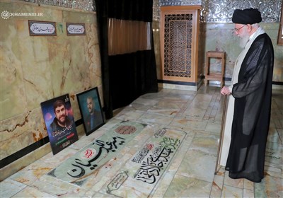 Leader Visits Grave of Late Iranian FM