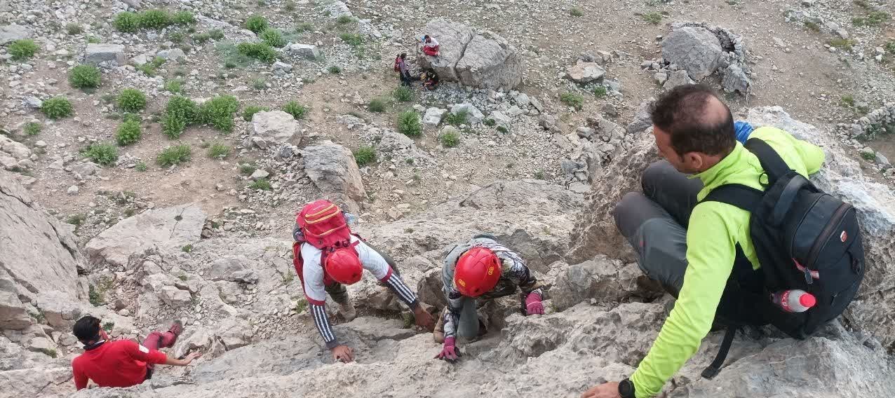 نجات کوهنوردان گرفتارشده در اشترانکوه