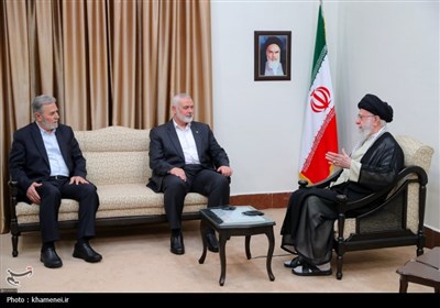 الإمام الخامنئي يستقبل ضيوف مراسم تنصيب الرئيس لإيراني