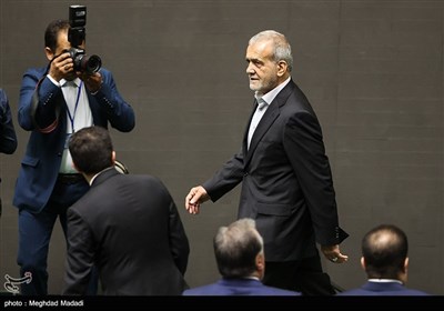 الرئيس الإيراني مسعود بزشكيان يؤدي اليمين الدستورية