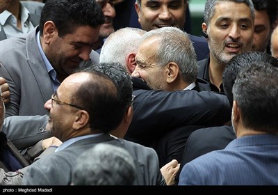 اسماعیل هنیه رئیس دفتر سیاسی حماس، مسعود پزشکیان رئیس جمهور رادر آغوش می‌گیرد.