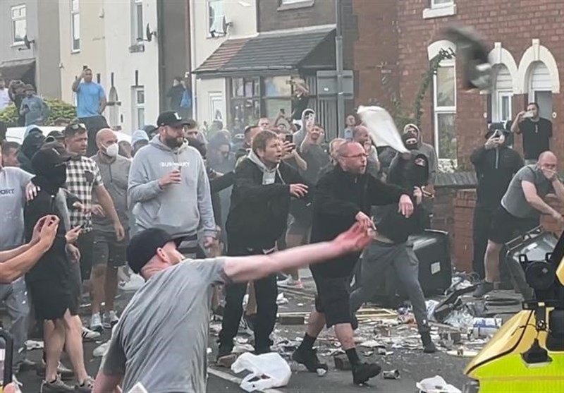 خشونت و درگیری در انگلیس در پی خشونت با سلاح سرد