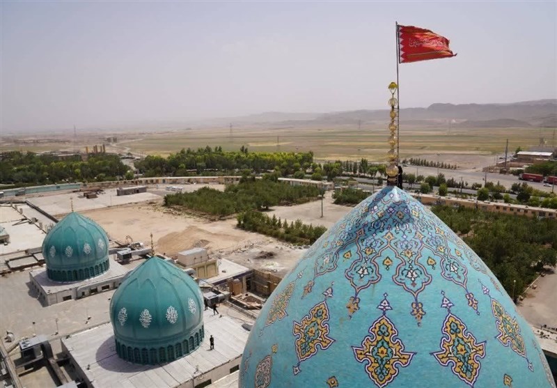 اهتزاز پرچم سرخ انتقام برفراز گنبد مسجد جمکران