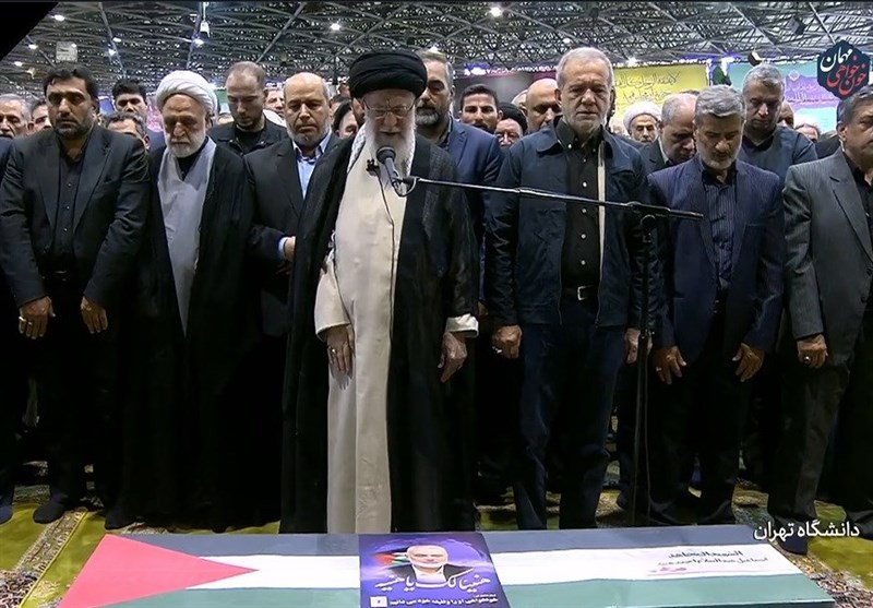 قائد الثورة الاسلامیة یؤم الصلاة على جثمان الشهید اسماعیل هنیة