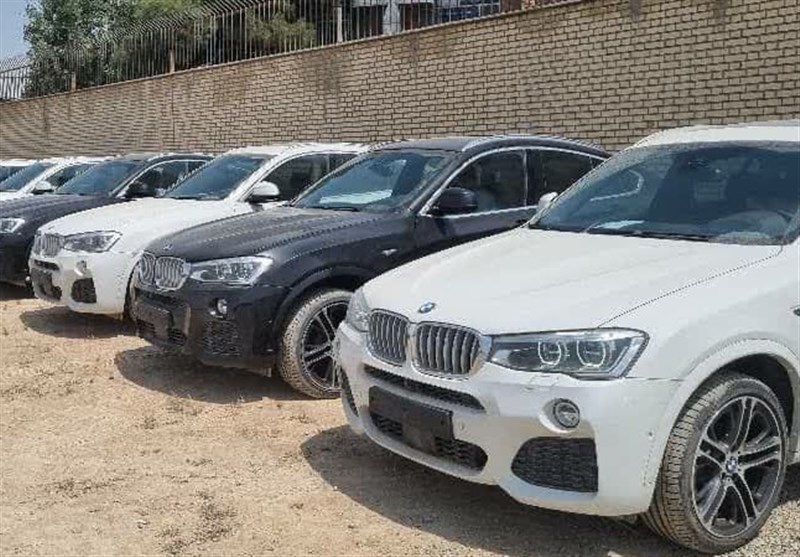 کشف 14 خودروی BMW قاچاق در یک ساختمان مسکونی در غرب تهران