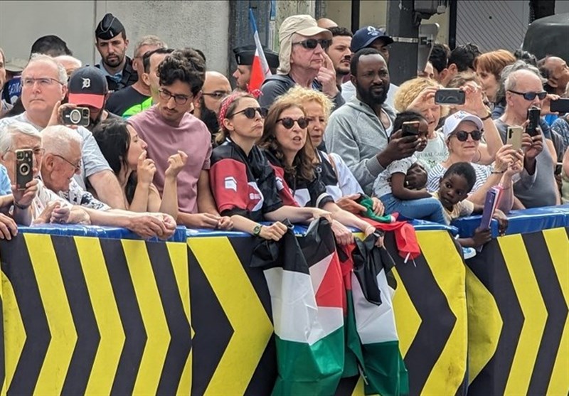 Protesters in Paris Show Solidarity with Palestine during Olympic Cycling Event