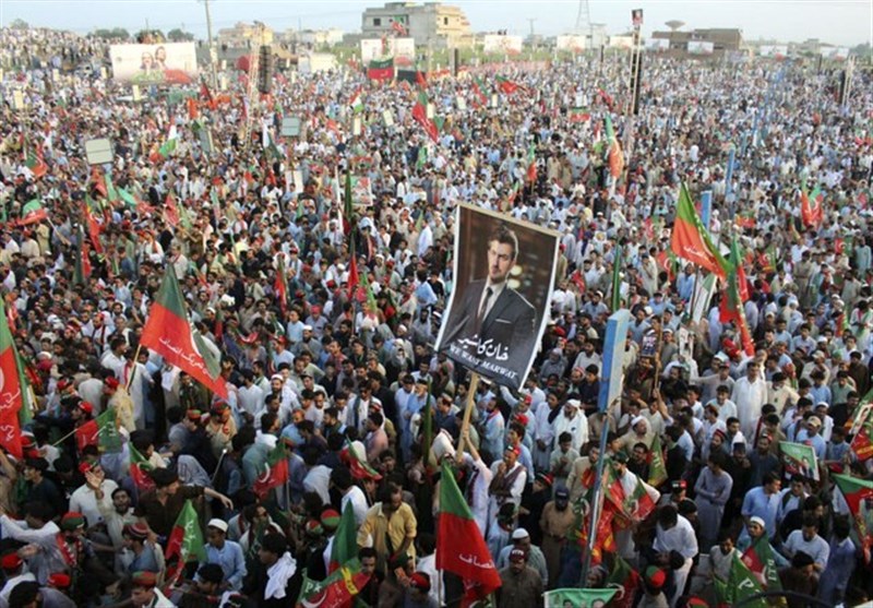 Thousands of Supporters of Pakistan’s Imprisoned Ex-Prime Minister Khan Rally to Demand His Release