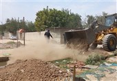 شستوشوی غیربهداشتی سبزی در داخل یک حوضچه روباز
