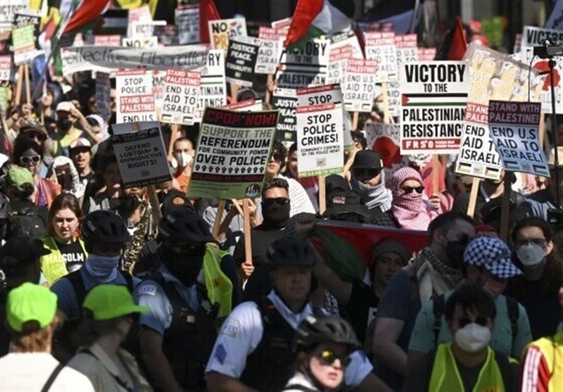 Thousands of Protesters Move to Democratic Party Convention Venue in Chicago