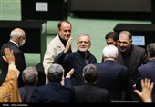 اجتماع البرلمان الإيراني لمنح الثقة لحكومة الرئيس بزشكيان