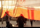 احترام زائران حسینی به پرچم ایران هنگام بازگشت به وطن - مرز مهران