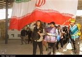 احترام زائران حسینی به پرچم ایران هنگام بازگشت به وطن - مرز مهران