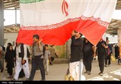 احترام زائران حسینی به پرچم ایران هنگام بازگشت به وطن - مرز مهران
