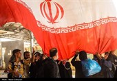 احترام زائران حسینی به پرچم ایران هنگام بازگشت به وطن - مرز مهران
