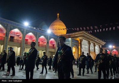 آیین لاله گردانی و خطبه خوانی خدام حرم حضرت شاهچراغ (ع) در شام غریبان شهادت امام رضا (ع)