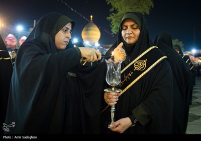 آیین لاله گردانی و خطبه خوانی خدام حرم حضرت شاهچراغ (ع) در شام غریبان شهادت امام رضا (ع)