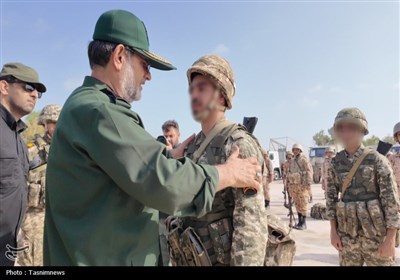 بازدید فرمانده نیروی دریایی سپاه از جزایر نازعات