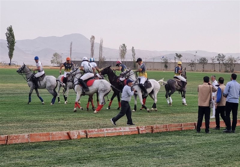 بازی نمادین چوگان در مراسم شب فرهنگ ایرانی