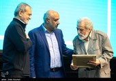 تقدیر مسعود پزشکیان رئیس جمهور از مرتضی فرهادی پدر پژوهش‌های فرهنگ یاریگر و تعاون در ایران و بنیانگذار حوزه انسان‌شناسی یاریگری در مراسم جشنواره تعاونی‌های برتر کشور