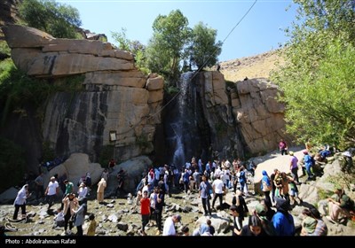 حضور مسافران در آخرین روزهای تابستان در همدان