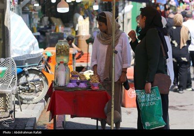 حضور مسافران در آخرین روزهای تابستان در همدان