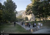 مسافران تابستانی در محوطه تاریخی طاقبستان - کرمانشاه