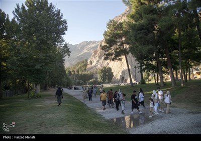 مسافران تابستانی در محوطه تاریخی طاقبستان - کرمانشاه