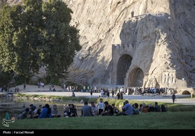 مسافران تابستانی در محوطه تاریخی طاقبستان - کرمانشاه