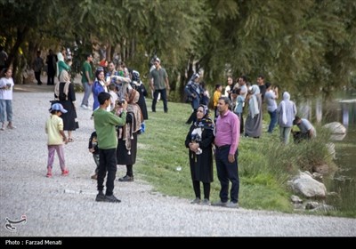 مسافران تابستانی در محوطه تاریخی طاقبستان - کرمانشاه