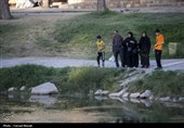 مسافران تابستانی در محوطه تاریخی طاقبستان - کرمانشاه