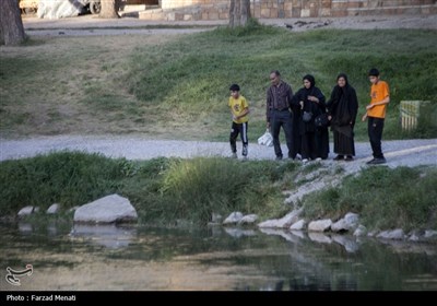 مسافران تابستانی در محوطه تاریخی طاقبستان - کرمانشاه