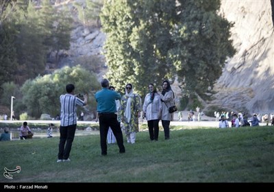 مسافران تابستانی در محوطه تاریخی طاقبستان - کرمانشاه