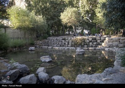 مسافران تابستانی در محوطه تاریخی طاقبستان - کرمانشاه